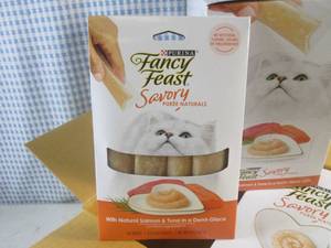 lot 141 image: (F-0) Case of 30 Packs Fancy Feast Savory Salmon & Tuna Puree Cat Treats - 30 Packs with 4 Treats Each