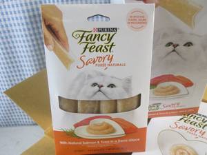 lot 142 image: (F-0) Case of 30 Packs Fancy Feast Savory Salmon & Tuna Puree Cat Treats - 30 Packs with 4 Treats Each