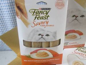 lot 144 image: (F-0) Case of 30 Packs Fancy Feast Savory Salmon & Tuna Puree Cat Treats - 30 Packs with 4 Treats Each