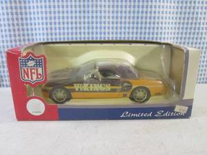 lot 236 image: (CS) NFL Minnesota Vikings 2002 Ford Thunderbird 124 Scale Hardtop Limited Edition in Box