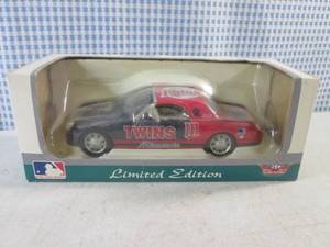 lot 237 image: (CS) MLB Minnesota Twins 2002 Ford Thunderbird 124 Scale Limited Edition in Box