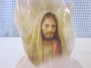 lot 269 image: (BS) The Light Of The World Praying Hands Figure by Greg Olsen Fifth issue in the In Gods Hands Collection 6 18 Tall