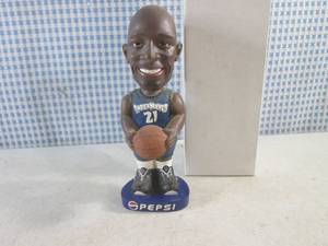 lot 278 image: (G-1) Minnesota Timberwolves Kevin Garnett Pepsi Rainbow Foods Bobble Head Doll with Box