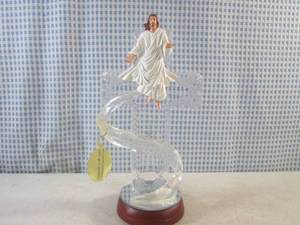 lot 287 image: (BS) The Bradford Exchange Footprints In The Sand Illuminated Crystal Cross 11 Tall