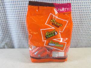 lot 419 image: (B-3) Party Pack Bag of Assorted Snack Size Reeses Candy Bars 2 Pound Bag Best by Nov 2023