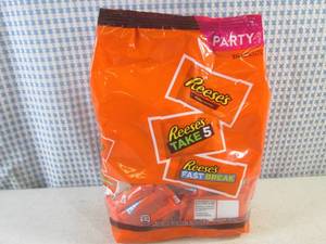 lot 420 image: (B-3) Party Pack Bag of Assorted Snack Size Reeses Candy Bars 2 Pound Bag Best by Nov 2023