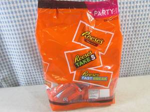 lot 421 image: (B-3) Party Pack Bag of Assorted Snack Size Reeses Candy Bars 2 Pound Bag Best by Nov 2023
