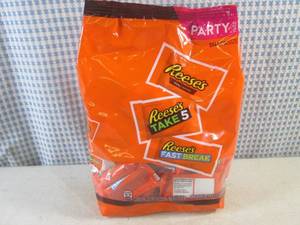 lot 422 image: (B-3) Party Pack Bag of Assorted Snack Size Reeses Candy Bars 2 Pound Bag Best by Nov 2023