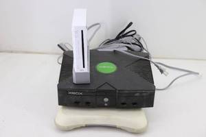 lot 25 image: Xbox & Wii