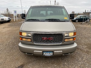 lot 8 image: 2002 GMC Savana SLT