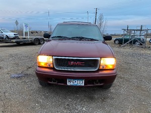 lot 12 image: 00 GMC Jimmy