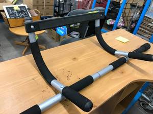 lot 5 image: DOOR WAY PULL UP BAR