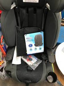 lot 8 image: GRACO CAR SEAT
