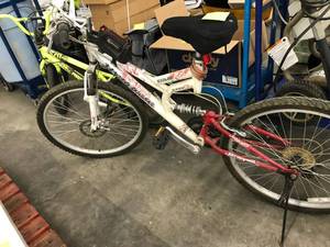 lot 32 image: MONGOOSE WOODLAND 21 SPEED BIKE