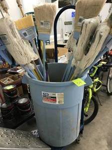 lot 34 image: RUBBERMAID TRASH CAN WMOPS AND BROOMS