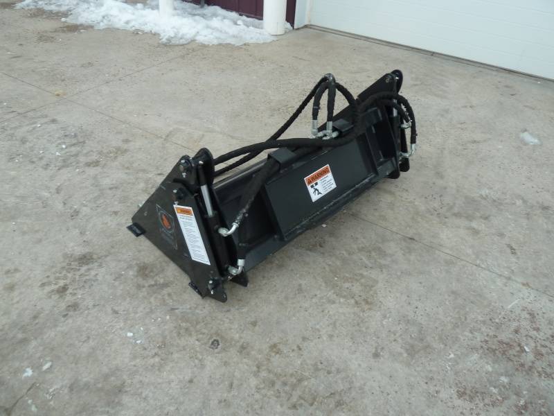 lot 40 image: Wolverine Dingo Jaw Bucket 46