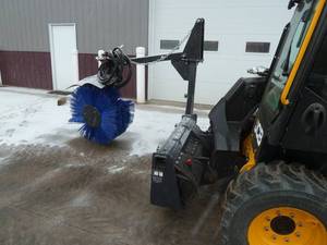 lot 5 image: Wolverine Feed Manger Broom