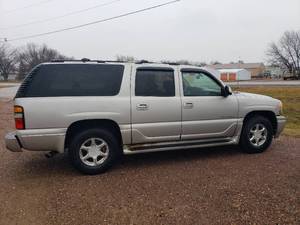 lot 7 image: 2005 GMC Yukon XL 4WD