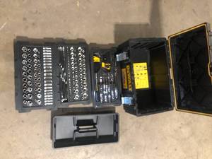 Dewalt Mechanics Tool Set (226-Piece)  Customer Returns See Pictures