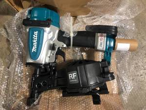 Makita Pneumatic 1-34 in. 15 Degree Coil Roofing Nailer   Customer Returns See Pictures
