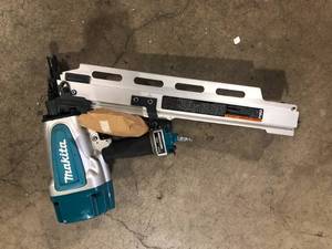Makita Pneumatic 3-12 in. 21° Full Round Head Framing Nailer Customer Returns See Pictures