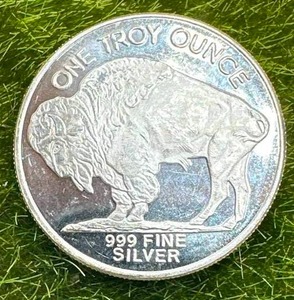 lot 44 image: 1oz .999 Bison  Sioux Silver Round