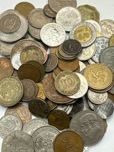 lot 48 image: 1 Pound Vintage Unsearched Foreign Coins