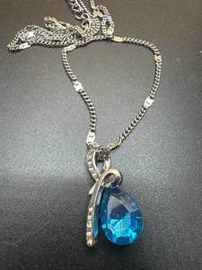 lot 60 image: Beautiful Womens Necklace