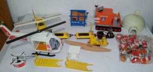 lot 11 image: Playmobil Polar Lab Set. Airplane, Helicopter and much more.