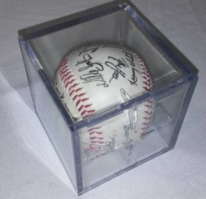 lot 18 image: 1991 Minnesota Twins Team signed ball.
