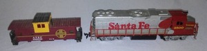 lot 49 image: HO Scale Train Engine Santa Fe RR With Caboose