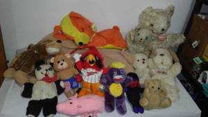 lot 75 image: Vintage Stuffed Animals In Tote.