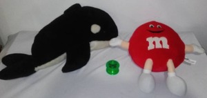 lot 127 image: Collectibles. M & M, Shamu, Yo Yo.