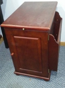 lot 142 image: Accent End Table.  Needs A Good Waxing