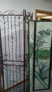 lot 153 image: Metal And Wood 3 Fold Privacy Panels. (2 Sets)