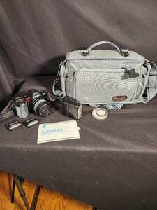 lot 3 image: Vintage Minolta Maxxum 35mm Film Camera with Extra Batteries and Bag