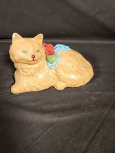 lot 10 image: Vintage Chalkware Cat with Flower and Bow