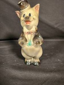 lot 14 image: Vintage Chalkware Carnival Game Prize Pig Sculpture with Top Hat