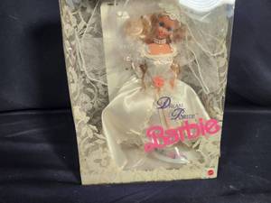 lot 19 image: Mattel 1991 Dream Bride Barbie Doll - New in Box