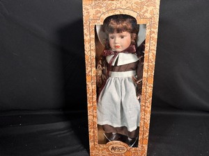 lot 89 image: Vintage Cracker Barrel Pilgram Doll