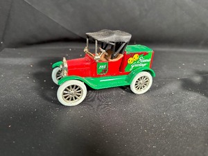 lot 106 image: 1991 Seasons Greetings 1918 Ford Model T Runabout Diecast Bank with Key ERTL