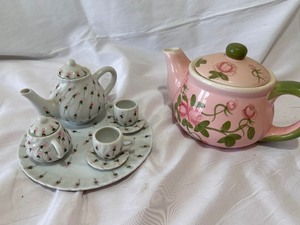 lot 175 image: Vintage Floral Pink Roses and Green Leaves Teapot with Lid and Childrens Tea Set