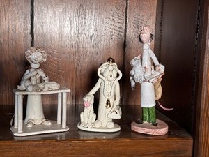 lot 180 image: Veterinarian Theme Pottery Figurines