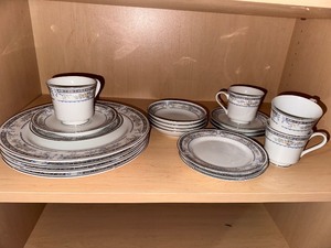 lot 200 image: The Sakurai Designer Collection Fine Porcelain China Set of Four Garden
