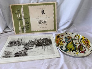 lot 161 image: Vintage Collection of Prestige Dinner Mats Placemats and Painted Metal Circular Tray