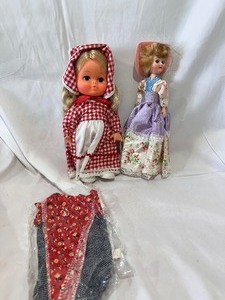 lot 132 image: Vintage Kellogg Cereal Doll and Vintage Dolls of the World Doll