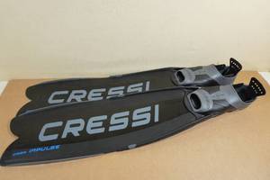 lot 27 image: Cressi Gara Impulse Free Diving Fins -Size 8-9