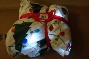 lot 72 image: Holiday LED Throw Blanket
