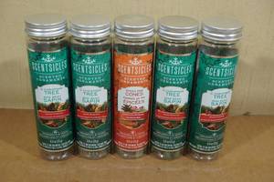 lot 130 image: 5 Scenticles Scented Ornaments -O Christmas Tree & Spiced Pine Cones