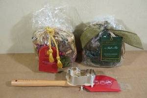 lot 131 image: 2 Auromatic Decorative Fragrances with Christmas Cookie Cutter and Spatula